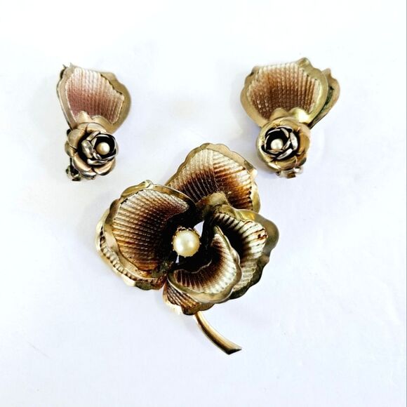 Vintage Demi Parure Gold Tone Textured Faux Pearl Rose Brooch Pin Earring Set - Picture 1 of 6